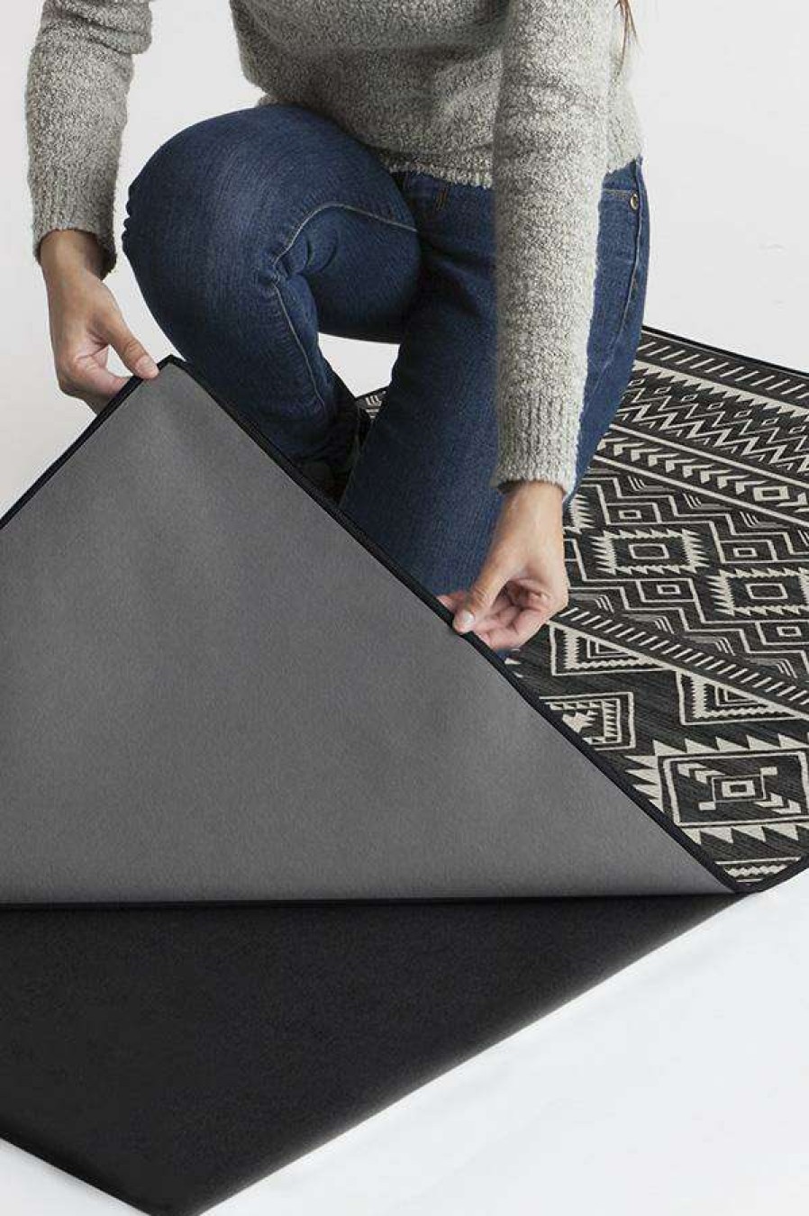 8 10 Black And White Rugs * | Brand New Ruggable Arizona Black Rug